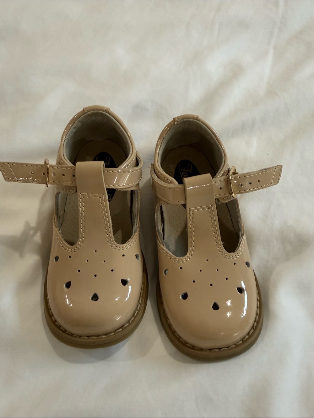 Footmates size 6 Girls' Patent T-Strap Mary Jane Shoes in Beige